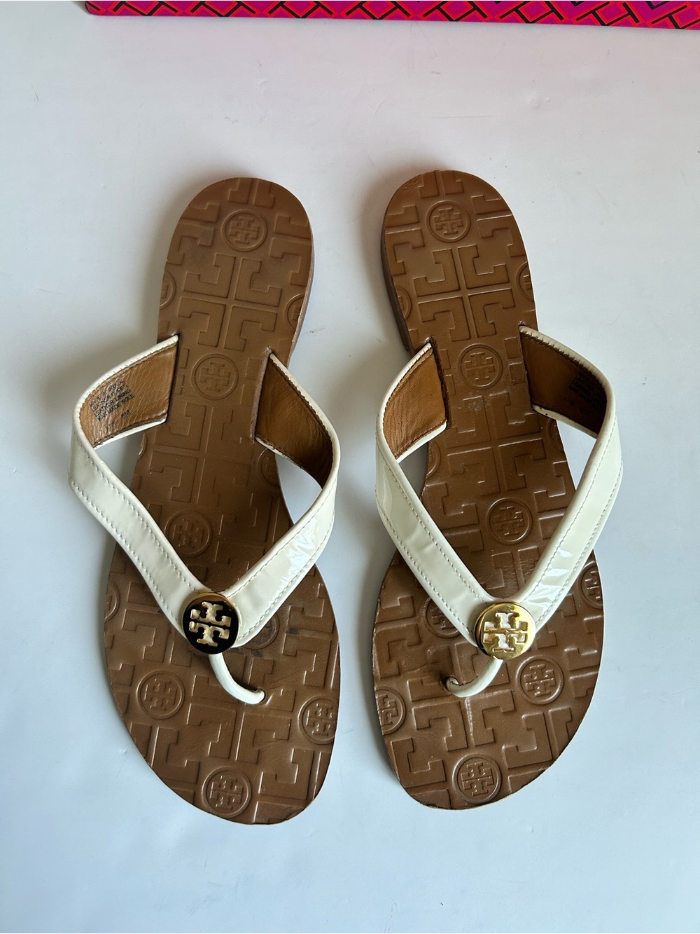Tory Burch OFF White Leather Thong Sandals with Gold Logo - Picture 13 of 16